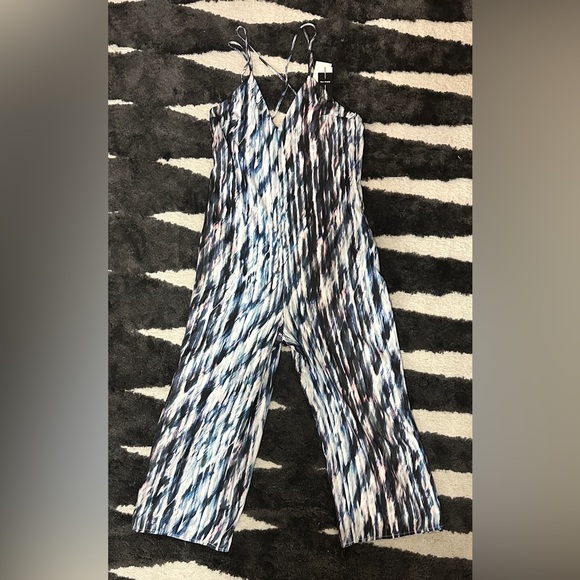 Dolce Vita Faith V Neck Silky Jumpsuit NWT - Picture 6 of 11